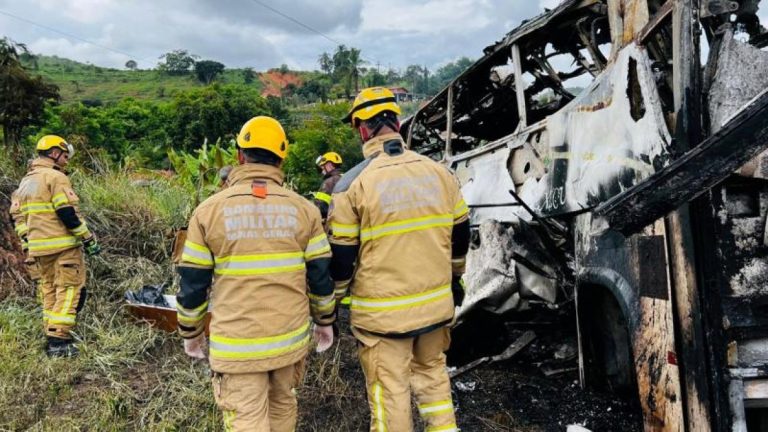 Avião cai no Brasil e provoca 10 mortos e 17 feridos