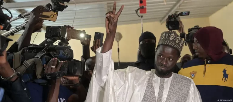 Presidenciais Senegal. Oposição lidera na contagem dos votos