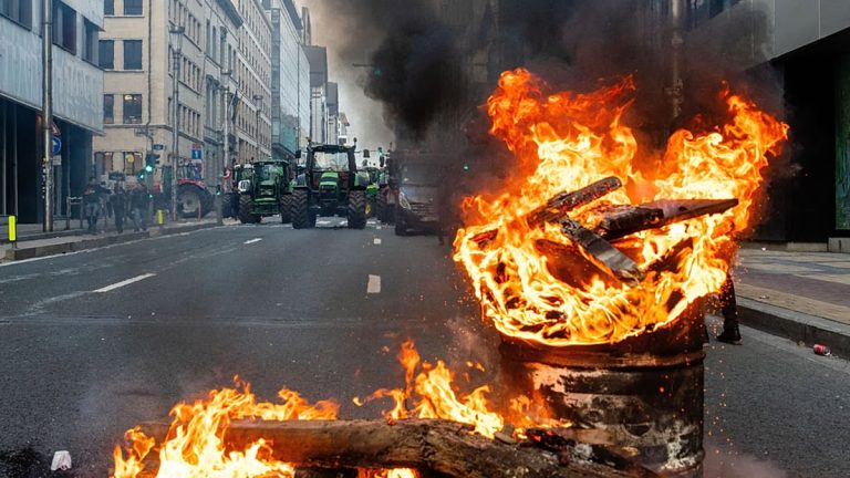 Bruxelas a ferro e fogo. Protestos contra austeridade levam milhares às ruas e provocam confrontos com a polícia