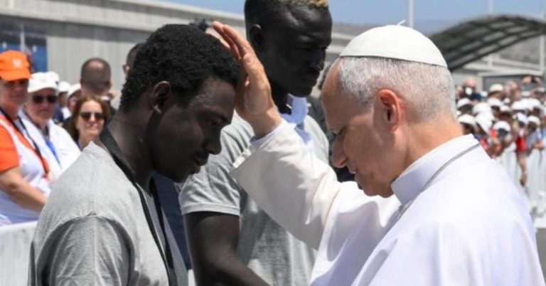 Papa alerta europa que dignidade humana “não tem passaporte”