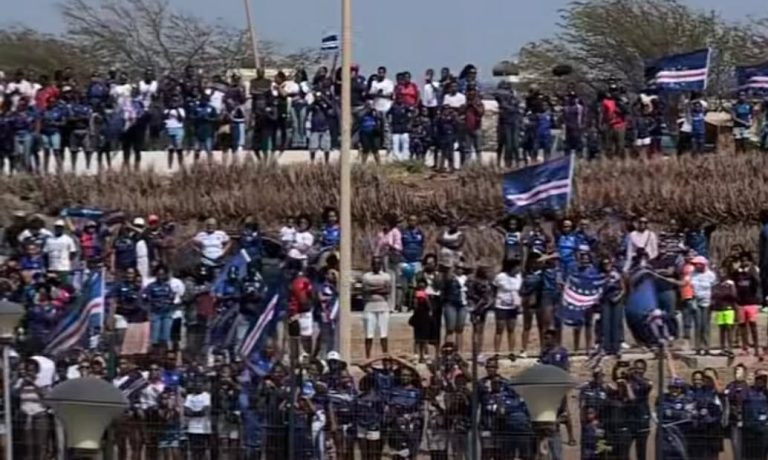 Centenas de apoiantes receberam de forma apoteótica os Tubarões Azuis à chegada na cidade da Praia
