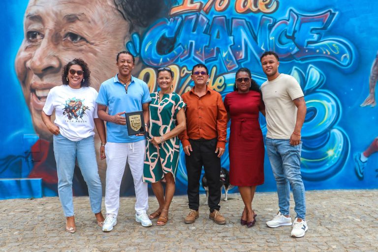 Bubista visita mural dedicado à seleção nacional na ilha do Sal