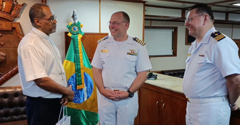 Marinha do Brasil entrega doações à Cáritas durante passagem por São Vicente