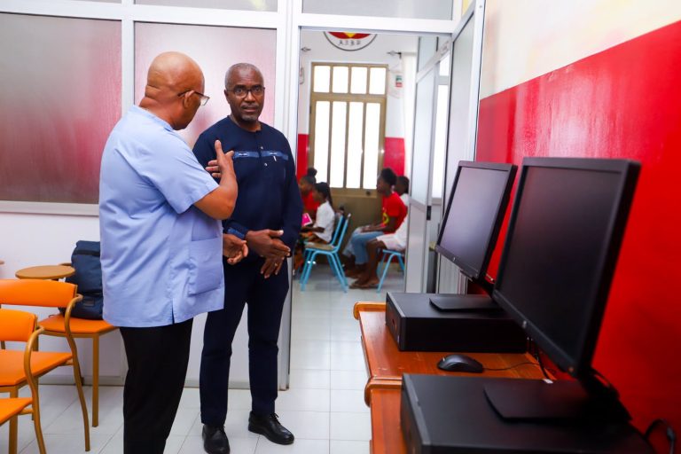 CVTelecom entrega equipamentos informáticos à Associação Juvenil Black Panthers