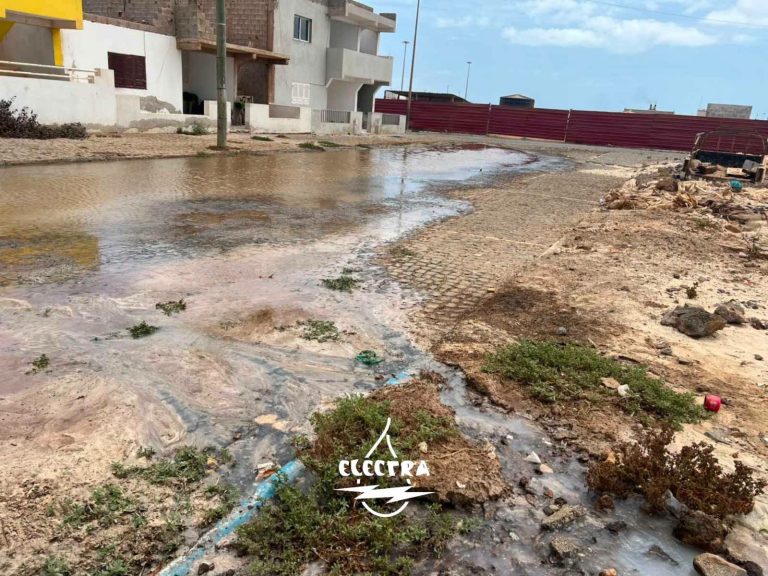 Rotura na conduta adutora afeta abastecimento de água na Palmeira