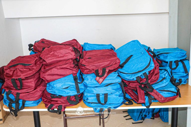 Câmara do Sal entrega materiais escolares a mais de 600 crianças