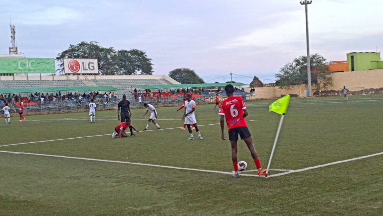 Campeão em título consente empate na abertura da 14.ª jornada em Santiago Sul