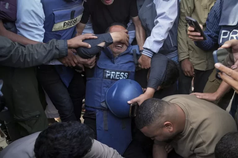 Gaza. Cinco jornalistas mortos há um ano no ataque ao hospital Nasser