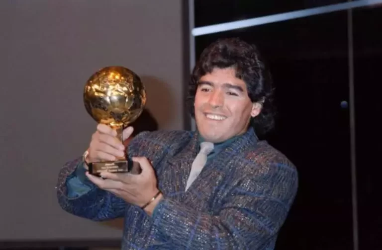 Bola de Ouro de Maradona vai ser leiloada