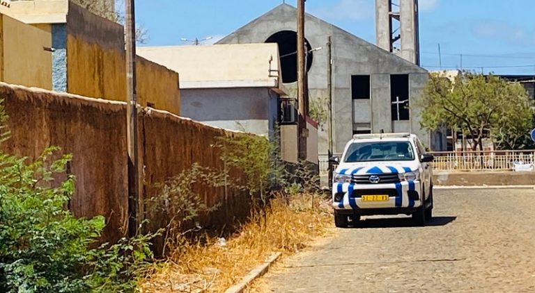 Achada Grande Trás. Jovem morre após ser atingido na cara com tiro da própria arma