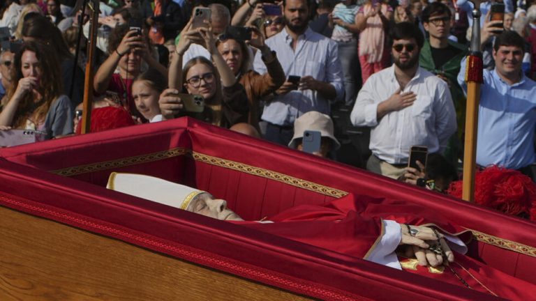 Quase 50 mil fiéis já se despediram do Papa Francisco