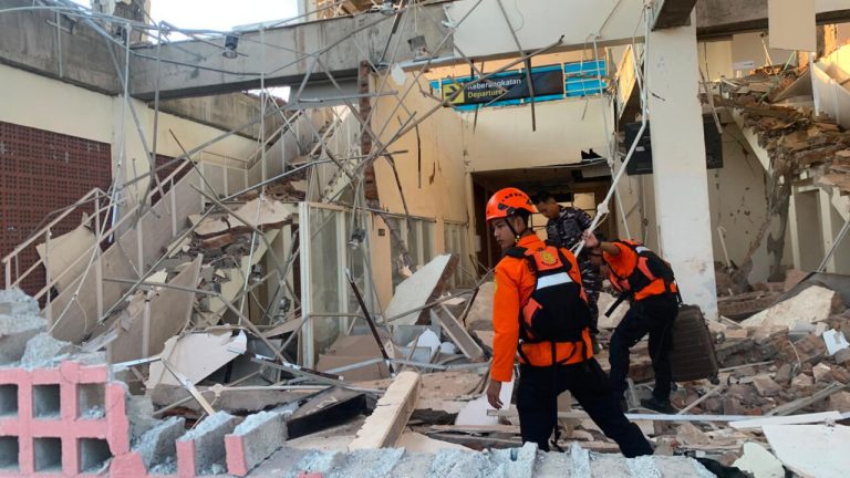 Indonésia. Sismo na ilha de Flores faz pelo menos 68 mortos e 213 feridos