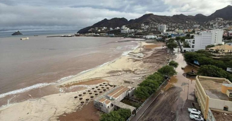 Autoridades de saúde desaconselham banhos de mar devido à contaminação pós-enxurradas