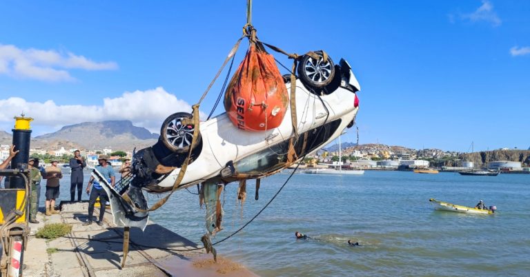 Chuvas em São Vicente. Viatura e lanchonete retirados hoje do mar