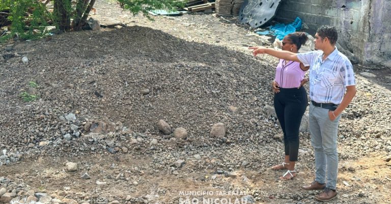 Presidente da Câmara do Tarrafal de São Nicolau visita obras de requalificação da Ribeira de Campo Pedrada