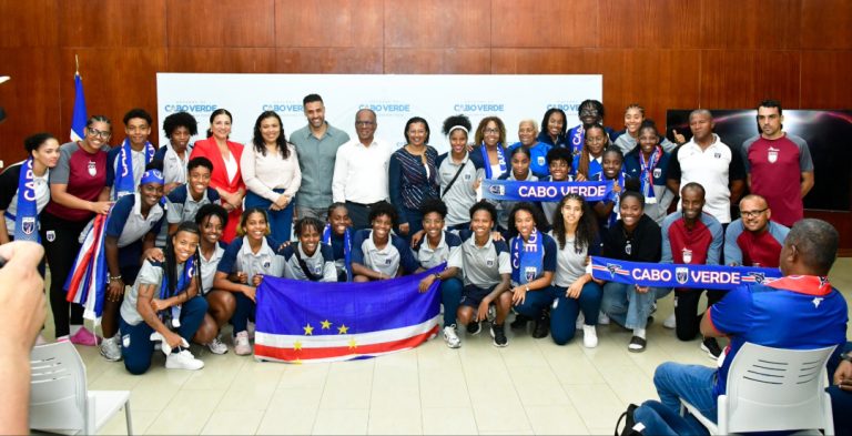 Governo atribui prémio à Seleção feminina e promete continuar a investir no futebol feminino