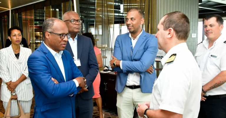 Primeiro-Ministro destaca impacto do turismo de cruzeiros na economia local durante visita ao “Mein Schiff 6”, no Porto de Cruzeiros do Mindelo