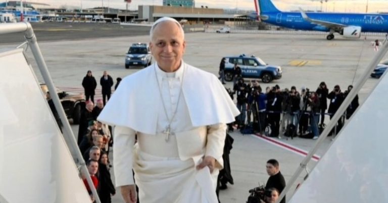 Papa Leão XVI inicia primeira viagem apostólica com visita à Turquia