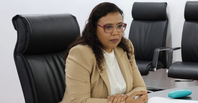 Janine Lélis em conversa aberta com universitários em Assomada