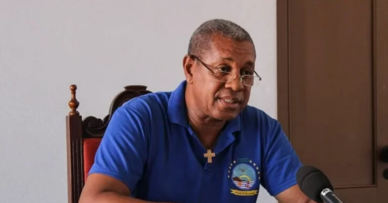 Augusto Neves alerta para “trabalhos profundos” no esgoto de São Vicente
