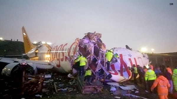 Avião com 177 passageiros sai da pista e parte-se em três, em Istambul