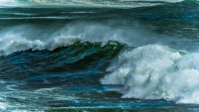 Com-mar-agitado-ondas-podem-chegar-ate-3-metros-no-Litoral-de-SC