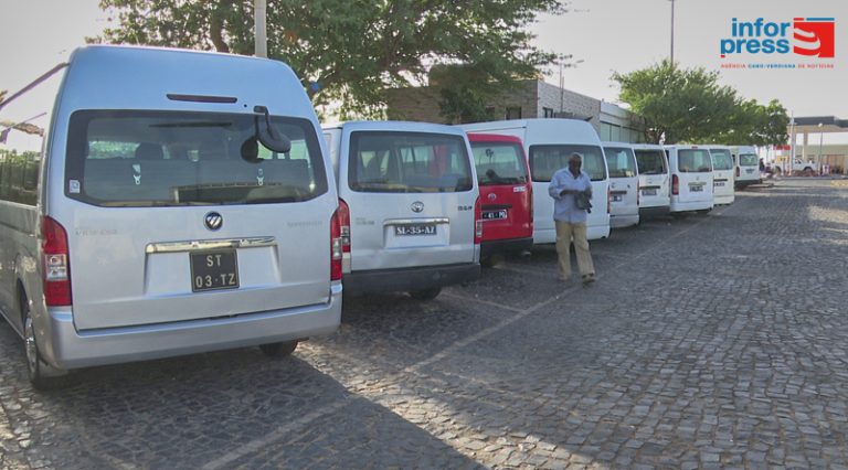Condutores de hiaces paralisam atividade no Sal após autoridades travarem aumento da tarifa