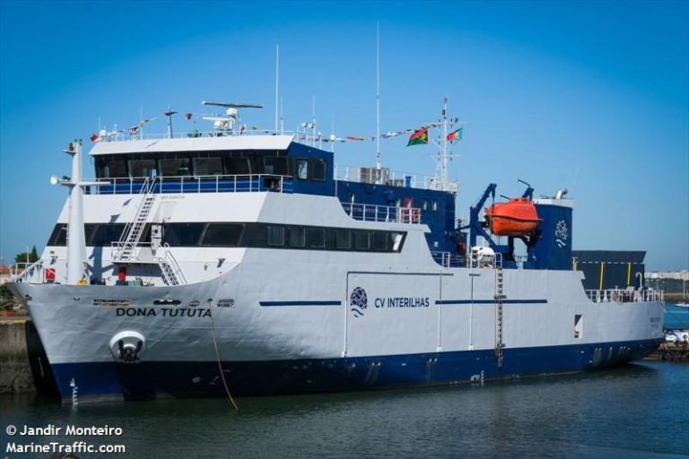 D. Tututa deixa passageiros em terra, em São Vicente