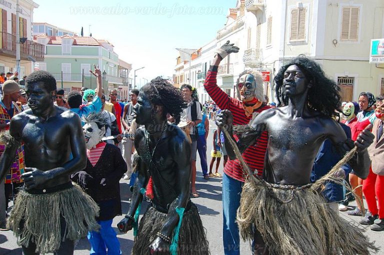Grupos de animação e escolas desfilam no Carnaval do Mindelo