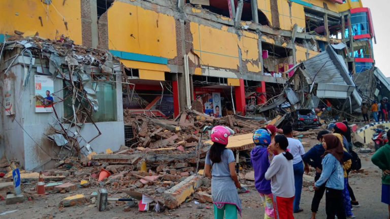 INDONÉSIA: Subiu para 420 o número de vítimas mortais de tsunami