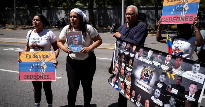 Em-Caracas-manifestantes-se-reunem-na-entrada-da-Universidade-Central-da-Venezuela-para-pedir-a-libertacao-de-presos-apos-anuncio-de-uma-lei-de-anistia