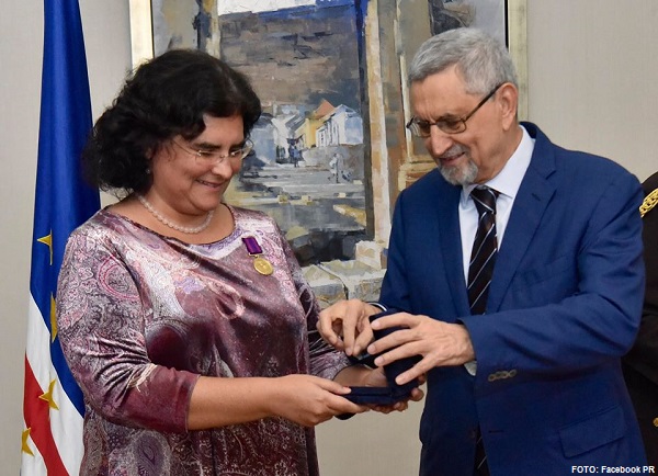 Embaixadora de Portugal condecorada pelo PR
