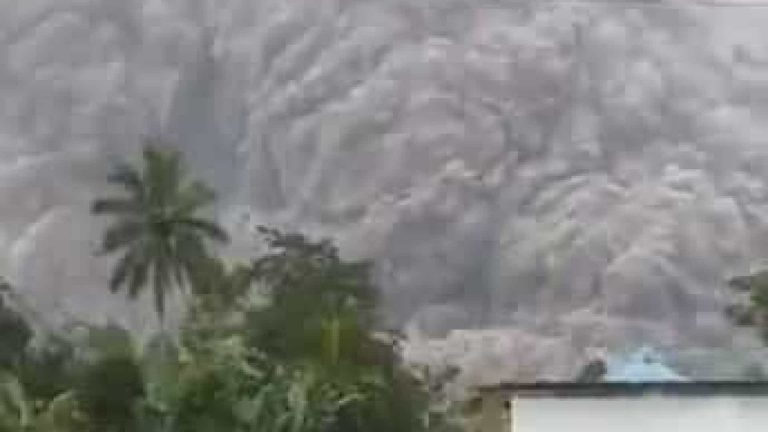 Erupção do vulcão na Indonésia faz 13 mortos