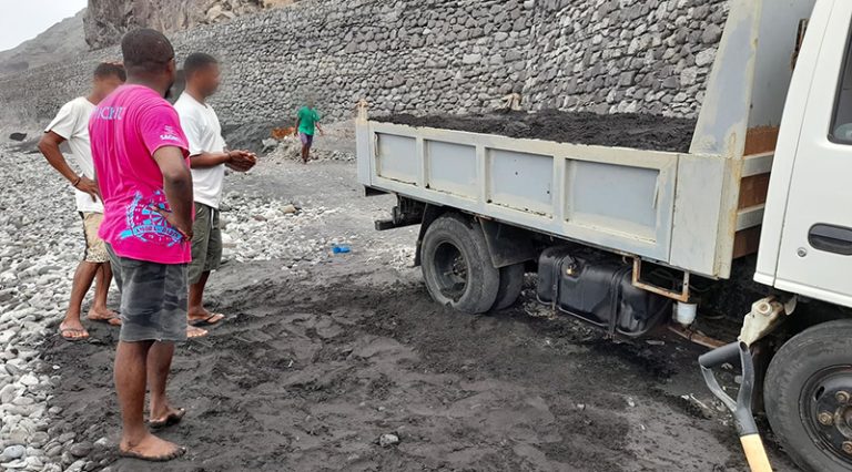Camionistas descontes com proibição de apanha de areia em Fonte Bila, Fogo