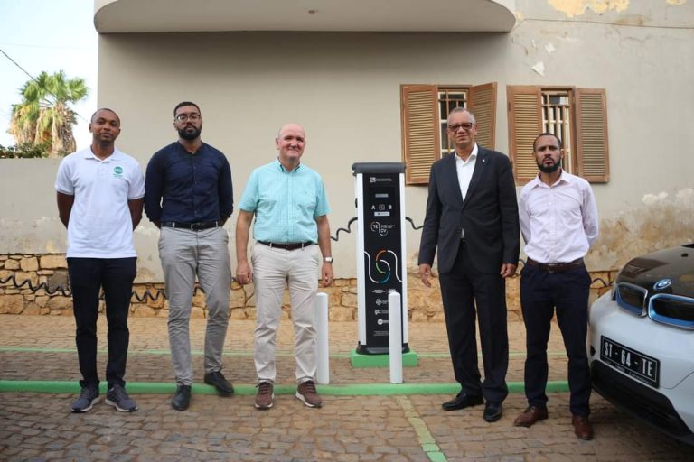 Veículos elétricos já podem ser carregados na Ilha do Sal 