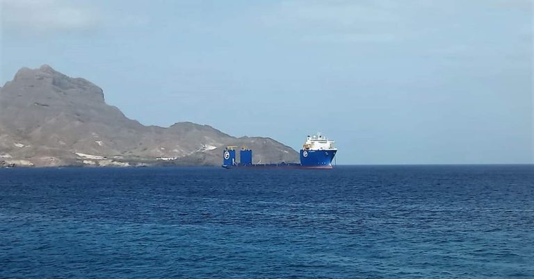 Navio cargueiro GPO AMETHYST realiza operação de bunkering no Porto Grande