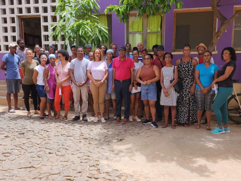 Ministro da Educação satisfeito com jornada de limpeza na Escola Básica Ribeira de Craquinha