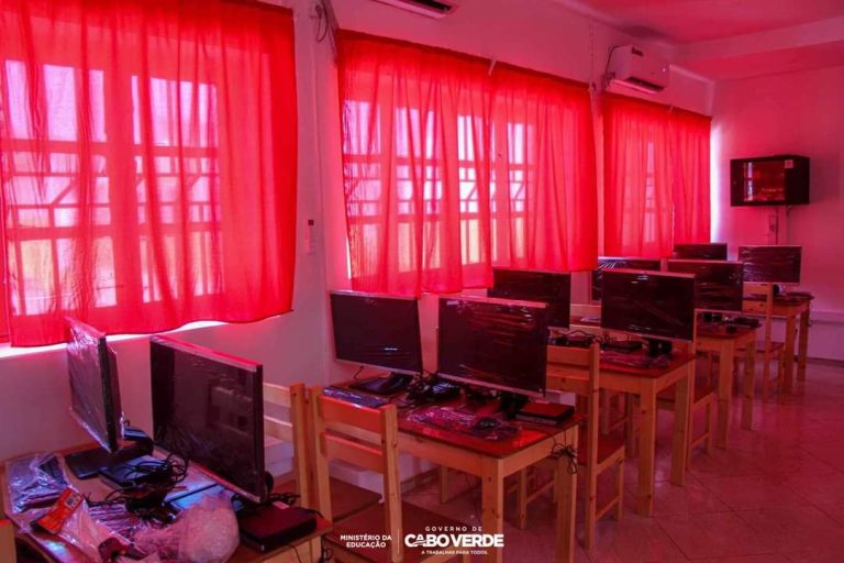 Ministério da Educação em parceria com IZERTIS entregou cerca de 20 computadores à Escola Básica de Cancelo 