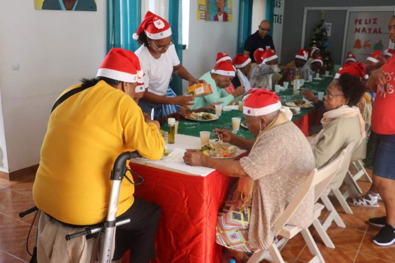 Vinte e cinco idosos celebram Natal com almoço na Ilha do Sal 