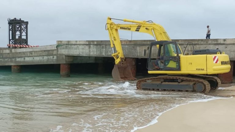 Porto do Maio. Iniciaram trabalhos de desassoreamento para garantir segurança e acessibilidade
