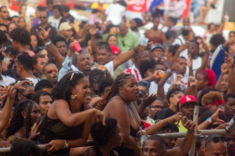 Santa Maria. Festival retoma esta noite com nova ronda de espetáculos e controlo reforçado na entrada