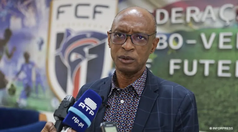 Campeão nacional de futebol vai faturar mil contos