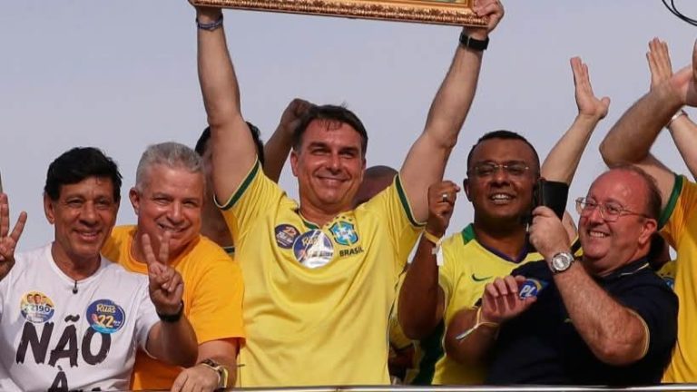 Flávio Bolsonaro vence o primeiro turno no Brasil, mas eleição vai à segunda volta
