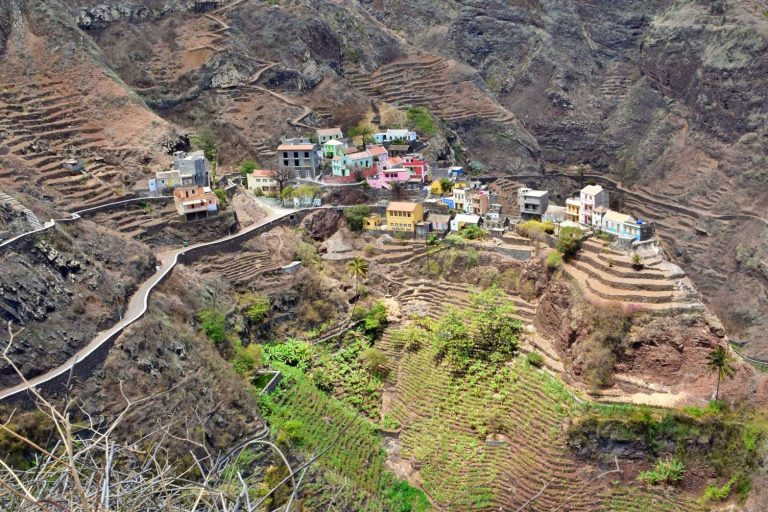 Aldeia Fontainhas em Santo Antão classificada Património Cultural e Natural Nacional