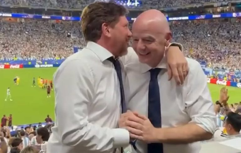 Infantino celebra com dirigente argentino e reacende críticas à imparcialidade da FIFA na Copa contra Cabo Verde
