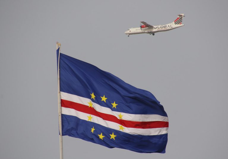 Avião avariado, recuperado, voltou a operar
