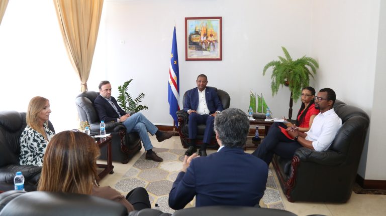Presidente da Assembleia Nacional recebe promotores da leadership summit