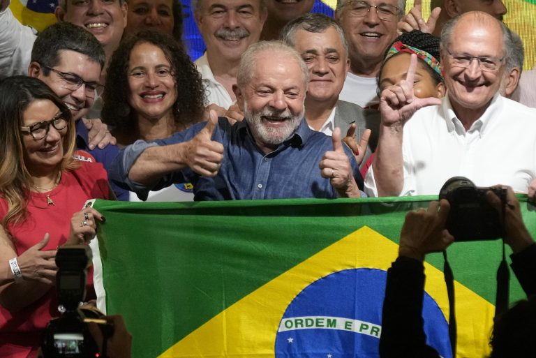 Eleições/Brasil. Lula da Silva reeleito com 51,79% dos votos contra 48,21% de Flávio Bolsonaro