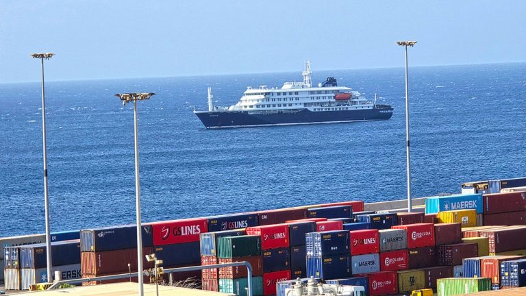 Cerca de 40 passageiros deixaram cruzeiro afetado por surto de hantavírus antes da chegada a Cabo Verde