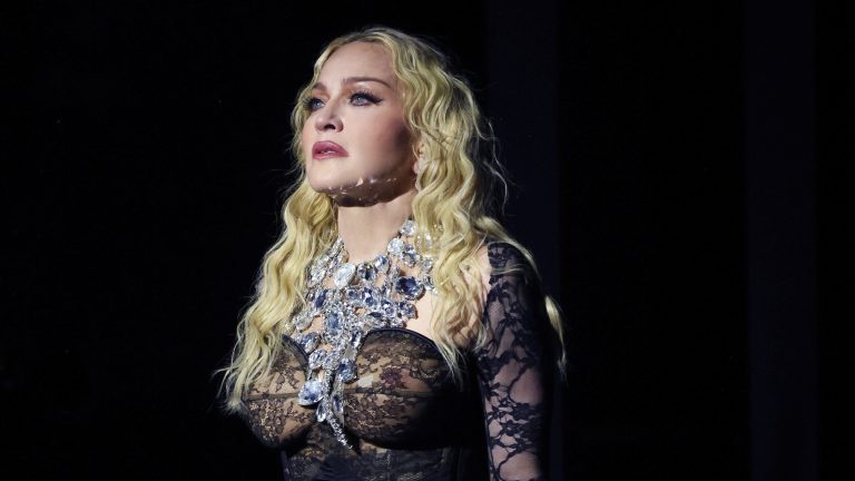 De volta aos palcos Madonna canta de novo “Sodade”